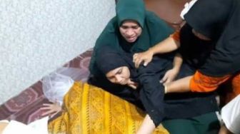 Ustadz Ditembak, Sang Istri: Tungguin Saya Yah Entar Saya Nyusul