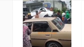 Viral Mobil Tabrak Pengendara Motor di Malang, Warganet: OKB Kebanyakan Tingkah