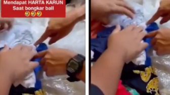 Pria Heboh Temukan Ini Pas Borong Sekarung Baju Bekas