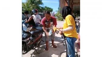 Momen Pemotor Saat Isi Bensin di SPBU Mini Bikin Geleng Kepala, Penjual Hanya Bisa Senyum