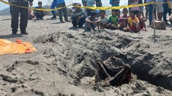 Penemuan Kerangka Manusia di Pantai Parangkusumo Bantul, Posisi Duduk Bersila