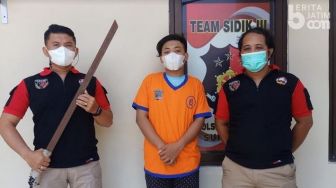 Kayak Samurai Saja! ABG Surabaya Ini Keluyuran Bawa Pedang Katana