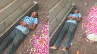 Viral Seorang Pria Tidur Di Samping Makam, Warganet Tak Tega