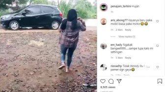 Viral Wanita Neduh Hindari Hujan Padahal Bemobil, Warganet: Pamer dengan Gaya