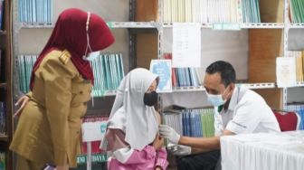 Semen Tonasa dan Polres Pangkep Gelar Vaksinasi Keliling ke Sekolah