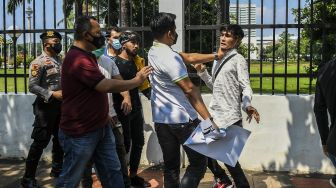 Polisi membubarkan unjuk rasa pencari suaka asal Afghanistan di depan Gedung DPR, Jakarta, Selasa (21/9/2021).  ANTARA FOTO/Galih Pradipta