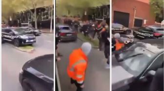 Video Kerusuhan Demo Anti-Lockdown di Melbourne, Mobil Polisi Diserang Massa