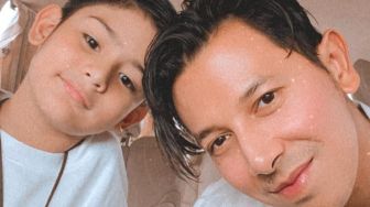 Penampilan Putra Sulung Fairuz A Rafiq Joget Pakai Setelan Jas Jadi Sorotan: Cha Eun Woo Lokal?