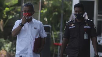 Ketua DPRD DKI Prasetyo Edi (kiri) berjalan setibanya di Gedung Merah Putih KPK, Jakarta, Selasa (21/9/2021). [Suara.com/Angga Budhiyanto]