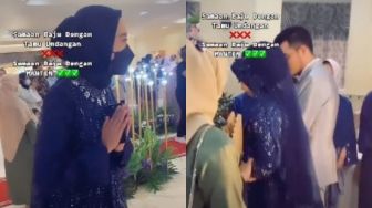 Wkwkwk Viral Baju Pengantin dan Tamu Sama, Netizen: Mempelai Kena Mental