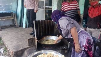 Viral, Pedagang Ini Kebal, Celupkan Tangan Dipenggorengan