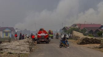 Sejumlah relawan berupaya memadamkan kebakaran lahan di Kecamatan Liang Anggang, Banjarbaru, Kalimantan Selatan, Selasa (21/9/2021).  ANTARA FOTO/Bayu Pratama S