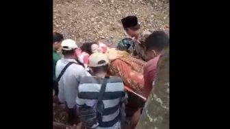 Viral Evakuasi Ibu Hamil dari Dusun Terisolasi di Jember