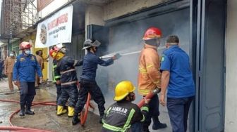 Rumah Makan Bakmi di Medan Terbakar, Pemadam Dobrak Paksa Pintu