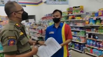 Penggunaan Aplikasi Pedulilindungi Tuai Kontroversi di Indomaret Bekasi