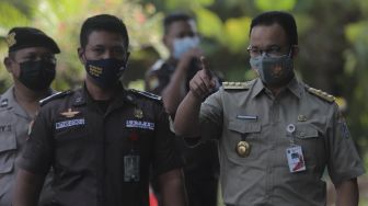 Gubernur DKI Jakarta Anies Baswedan (kanan) berjalan setibanya di Gedung Merah Putih KPK, Jakarta, Selasa (21/9/2021). [Suara.com/Angga Budhiyanto]