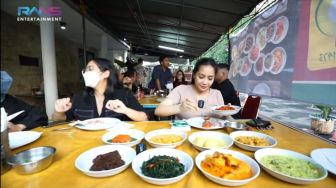 10 Momen Nagita Slavina Borong Restoran Padang, Sampai Ada Tari Piringnya!