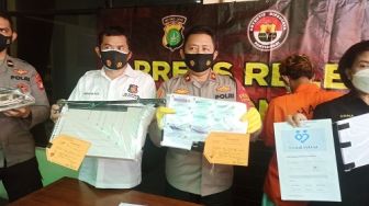 Harga Rp10 Ribu, Polisi Tangkap Pencetak Kartu Vaksin Palsu di Bekasi