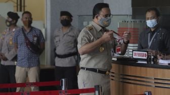 Gubernur DKI Jakarta Anies Baswedan bersiap untuk menjalani pemeriksaan di Gedung Merah Putih KPK, Jakarta, Selasa (21/9/2021). [Suara.com/Angga Budhiyanto]