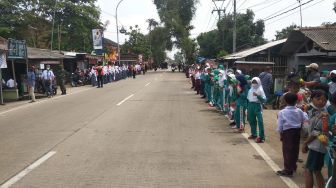 Pelajar SDN di Kota Serang Bela-belain Tak Belajar untuk Sambut Jokowi 
