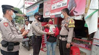 Polsek Gunung Jati Salurkan Bansos untuk Warga Terdampak Covid-19