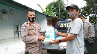 Polsek Lemahwungkuk Bagikan Bansos Beras untuk Warga Tak mampu
