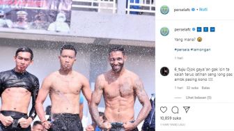 3 Pemain Persela Foto Basah-basahan Telanjang Dada, LA Mania Geram: Ga Isin Kalah Terus?