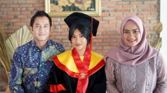 Anak Aldi Bragi Singgung Cap Broken Home Usai Lulus dengan IPK Cumlaude