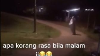 Bikin Merinding! Viral Penampakan Wanita Pakai Mukena Naik Skuter