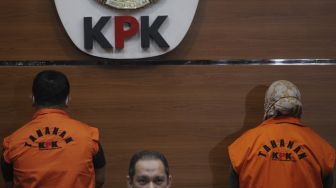 Bupati Kolaka Timur Andi Merya Nur (kanan) dan Kepala BPBD Kolaka Timur Anzarullah (kiri) dihadirkan dalam konferensi pers penahanan di Gedung Merah Putih KPK, Jakarta, Rabu (22/9/2021) malam. [Suara.com/Angga Budhiyanto]