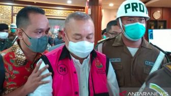 Tersangka Korupsi Alex Noerdin Tiba Palembang, Dikawal Ketat Petugas