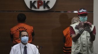 Penyidik menunjukkan barang bukti operasi tangkap tangan (OTT) Bupati Kolaka Timur Andi Merya Nur dan Kepala BPBD Kolaka Timur Anzarullah saat konferensi pers penahanan di Gedung Merah Putih KPK, Jakarta, Rabu (22/9/2021) malam. [Suara.com/Angga Budhiyanto]