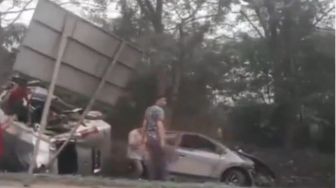 BREAKING NEWS! Diduga Ngebut, Dua Mobil Ringsek di Tol Tangerang-Merak