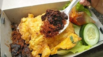 Menikmati Nasi Uduk Paru Pakdi yang Kaya Rempah