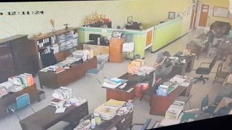 Jam Istirahat Siang, Maling Embat Laptop dan HP di Kantor Dinas Tuban Terekam CCTV