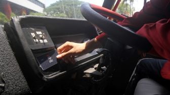 Tim riset pengembangan kendaraan listrik Autonom Institut Teknologi Telkom Surabaya (ITTS) menempelkan kartu "smart" ID untuk menyalakan mesin truk listrik saat diuji coba di Surabaya, Jawa Timur, Rabu (22/9/2021). ANTARA FOTO/Moch Asim