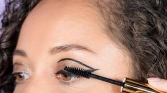 Cewek Bagikan Video Perjuangan Pakai Eyeliner, Hasilnya Bikin Gemes!