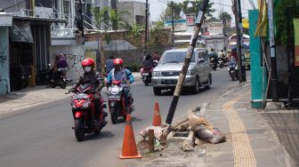 Tiang Makan Badan Jalan di Ciputat Belum Dipindahkan