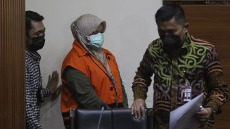 Bupati Kolaka Timur Andi Merya Nur (tengah) dihadirkan dalam konferensi pers penahanan di Gedung Merah Putih KPK, Jakarta, Rabu (22/9/2021) malam. [Suara.com/Angga Budhiyanto]