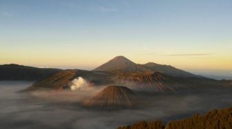 4 Gunung Api di Indonesia dengan Pemandangan Menakjubkan