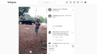 Berteduh karena Hujan Padahal Mengendarai Mobil, Wanita Ini Malah Kena Hujatan