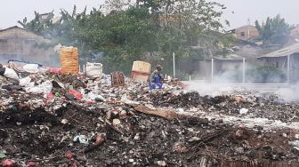 DLH Tangsel Tak Tutup TPS Liar di Pondok Betung: Kita Intervensi Sampahnya, Bukan Lahannya