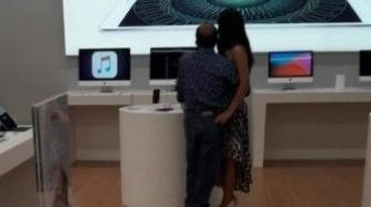 Viral Pasangan Mesra-Mesraan di Gerai Apple, Warganet: OTW iPhone 13