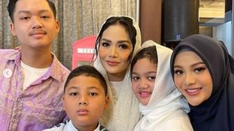 Momen Haru Azriel Hermansyah Elus Perut Aurel Hermansyah, Bikin Rembes Air Mata