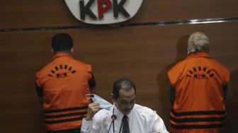 Wakil Ketua KPK Nurul Ghufron (tengah) bersiap memberikan keterangan pers penahanan Bupati Kolaka Timur Andi Merya Nur dan Kepala BPBD Kolaka Timur Anzarullah di Gedung Merah Putih KPK, Jakarta, Rabu (22/9/2021) malam. [Suara.com/Angga Budhiyanto]