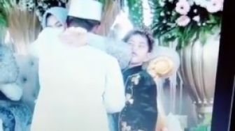 Momen Sungkem Bikin Ngakak, Ada Bocah Terhimpit Siku Ibu Pengantin