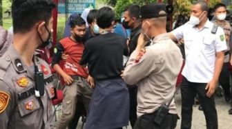 Tak Mau Tanggapi Audiensi Mahasiswa UNRI, Syamsuar Pilih Tinggalkan Lokasi 