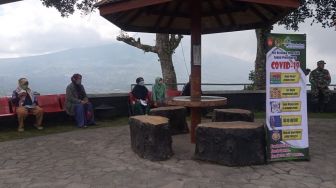 Menyenangkan! Potret Suasana Vaksinasi Massal di Ketep Pass Berlatar Lanskap Merapi