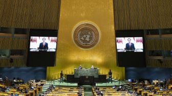 Layar monitor memperlihatkan rekaman Presiden Indonesia Joko Widodo berpidato di Sidang Umum ke-76 PBB, di New York City, Amerika Serikat, Rabu (22/9/2021). EDUARDO MUNOZ / POOL / AFP