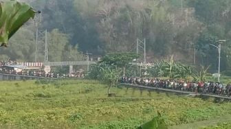 Perbaikan Jembatan Kenet Tak Kunjung Selesai, Antrean Kendaraan Mengular